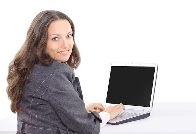 Garota de negócios trabalhando no laptop em fundo branco