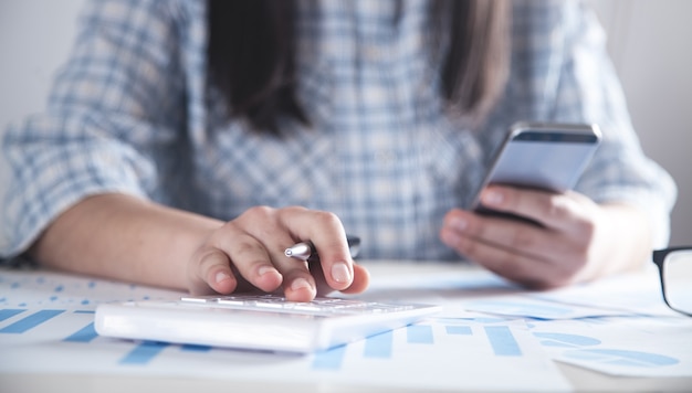 Garota de negócios usando smartphone. Tecnologia, Investimento