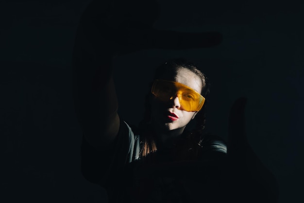 Garota de óculos amarelos inteligentes Óculos de realidade virtual Fotos de moda atmosférica