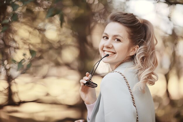 garota de outono / retrato de uma garota em um parque da cidade de outono, ande retrato feminino de fim de semana feliz