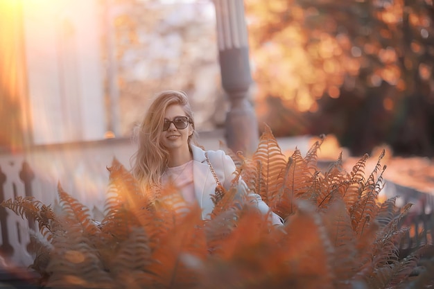 garota de outono / retrato de uma garota em um parque da cidade de outono, ande retrato feminino de fim de semana feliz