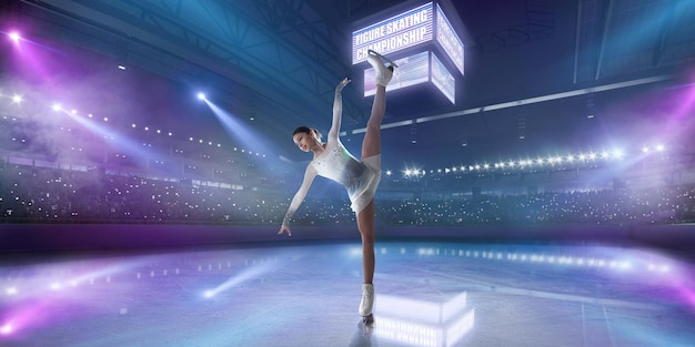 Garota de patinação artística na arena de gelo