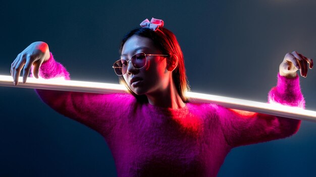 Garota de pessoas de luz neon de moda cyberpunk em rosa