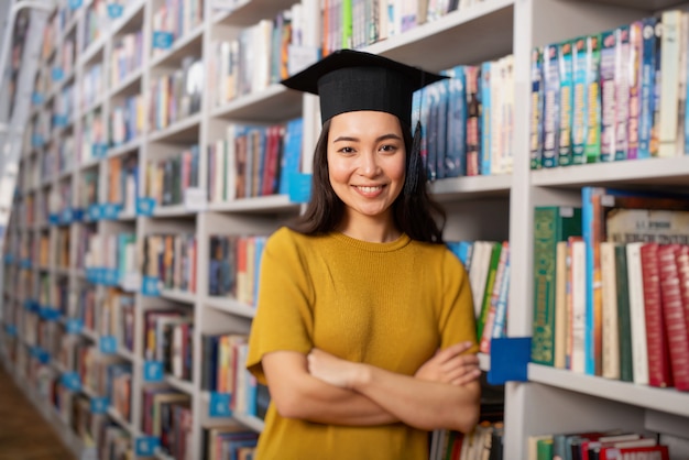 Garota de pós-graduação na frente de uma biblioteca. Conceito de preparação e determinação