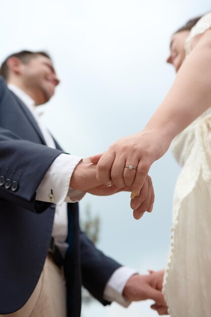 Foto garota de proposta de casamento de anel de noivado mostrando seu anel de noivado