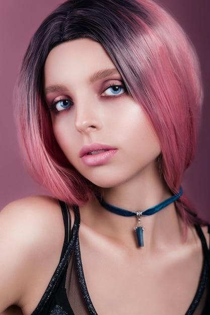 Garota de retrato de beleza de moda com cabelo rosa e maquiagem Glamour linda modelo no verificador Estilo elegante de luxo