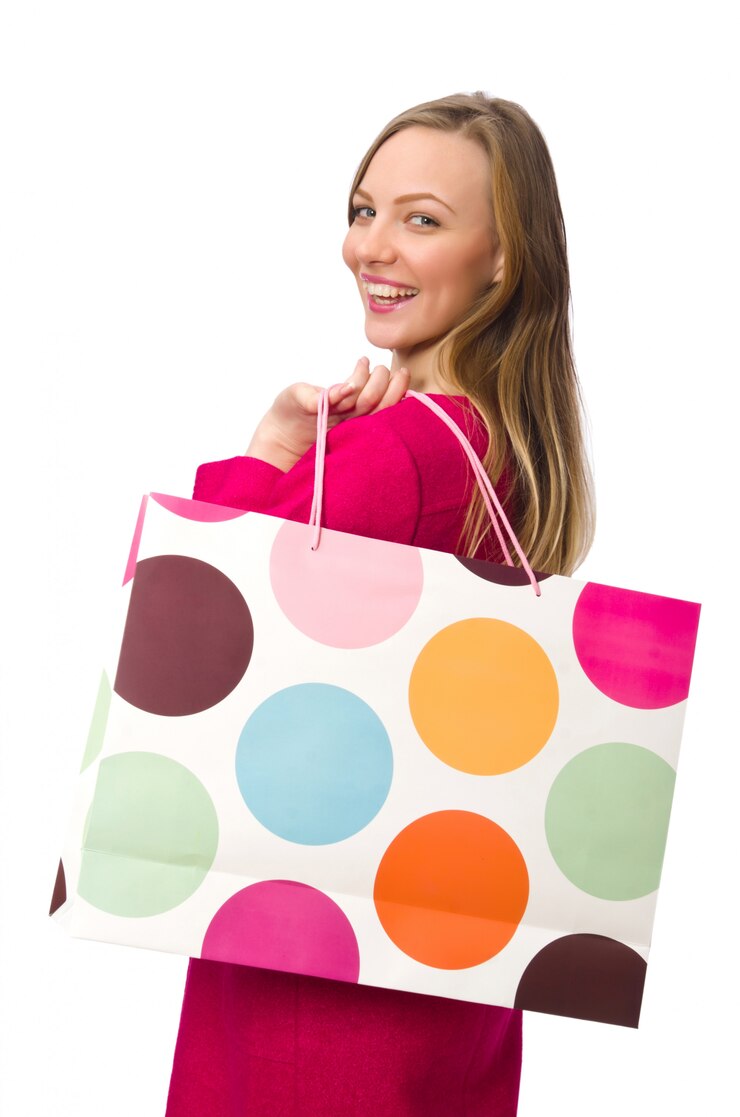Foto garota de shopper no vestido rosa segurando sacos de plástico isolado na whit