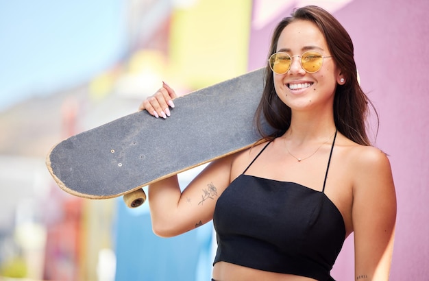 Garota de skate e na cidade para o dia de verão ao ar livre com visual casual ou moderno com óculos de sol retrô Mulher patinadora de retrato ou jovem legal funky ou sorriso sendo feliz relaxe e sorria