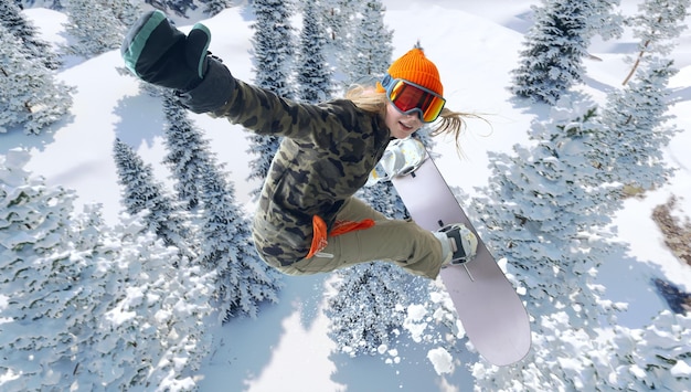 Garota de snowboard em ação Esportes extremos de inverno