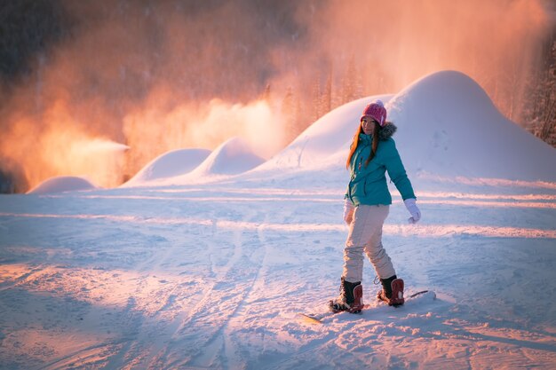 Garota de snowboard na montanha