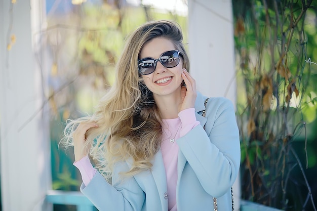 garota de sorriso ao ar livre / foto de verão divertida garota modelo adulta, felicidade, o conceito de bom humor, garota de rosto sorridente