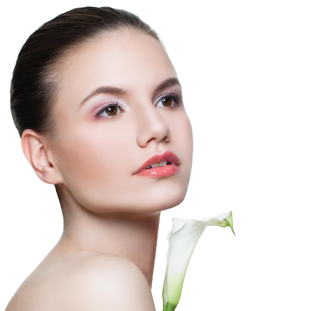 Garota de spa isolada Mulher de beleza com pele clara e saudável e flor de lírio isolada em branco Conceito de cuidados com a pele e tratamento facial