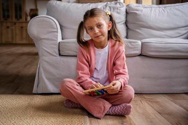 Foto garota de tiro completo jogando jogo da memória