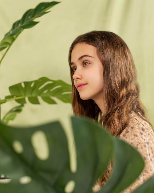 Foto garota de tiro médio com planta monstera