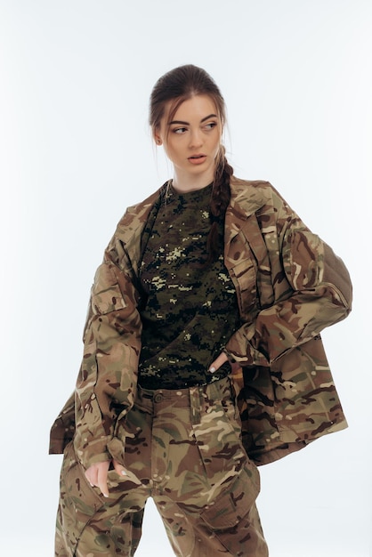 Garota de uniforme militar Guerra ucraniana na Ucrânia Bucha em um fundo branco