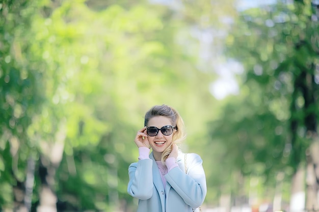 garota de verão ar ao ar livre/modelo de garota adulta alegre em uma caminhada de verão no parque da cidade, felicidade, prazer liberdade