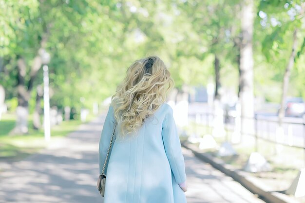 garota de verão ar ao ar livre/modelo de garota adulta alegre em uma caminhada de verão no parque da cidade, felicidade, prazer liberdade