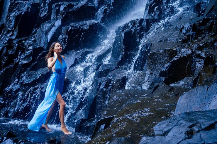 Foto garota de vestido azul na incrível cachoeira índia wildernest dudhsagar