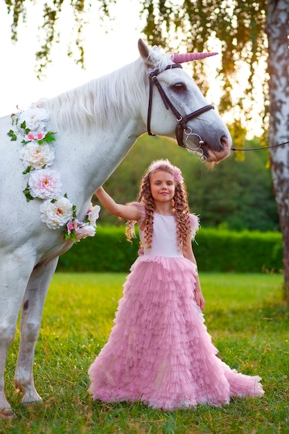 garota de vestido rosa com cavalo branco