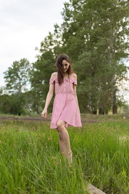 Garota de vestido vermelho na natureza no verão Retrato de uma linda garota no verão na floresta