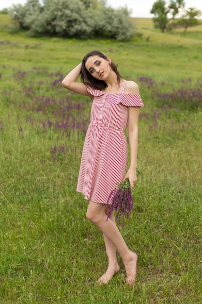 Garota de vestido vermelho na natureza no verão retrato de uma linda garota no verão na floresta