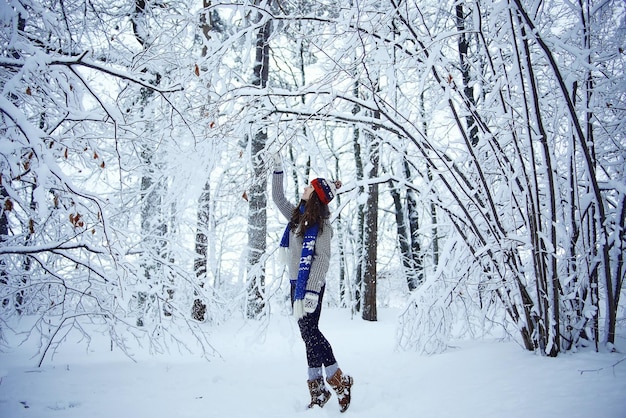 garota de viagens de inverno na floresta