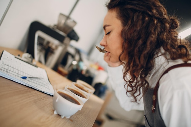 Garota degustadora degustação degustação de café teste de qualidade de xícara de café