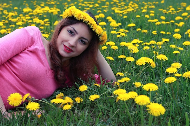 garota descansando em um dia ensolarado em um prado de flores amarelas