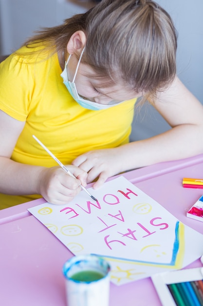 Garota desenhando juntos em casa durante a quarentena. Jogos de infância, artes de desenho, conceito de ficar em casa