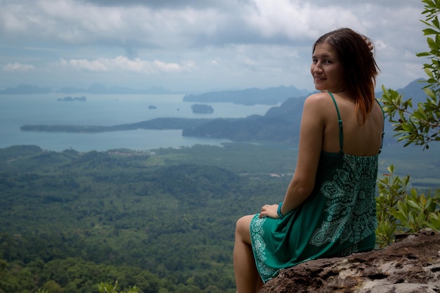 Garota desfruta de uma bela vista do vale e das ilhas e montanhas do mar de andaman do ponto de vista krabi tailândia