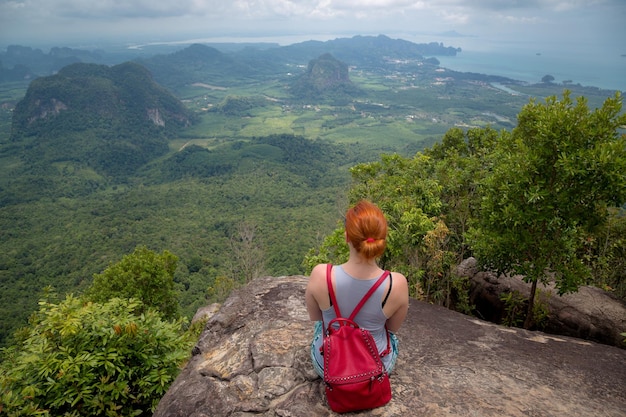 Garota desfruta de uma bela vista do vale e das ilhas e montanhas do Mar de Andaman do ponto de vista Krabi Tailândia