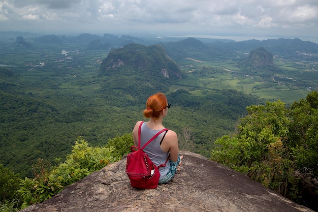 Garota desfruta de uma bela vista do vale e das ilhas e montanhas do Mar de Andaman do ponto de vista Krabi Tailândia