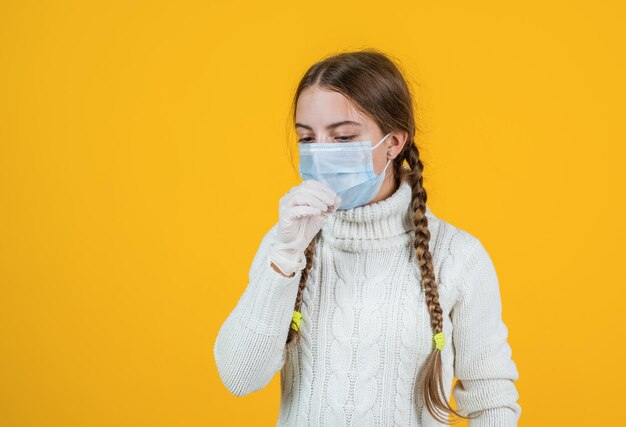 Garota doente na máscara de proteção durante a tosse do surto de pandemia covid19