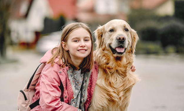 Garota e cachorro golden retriever