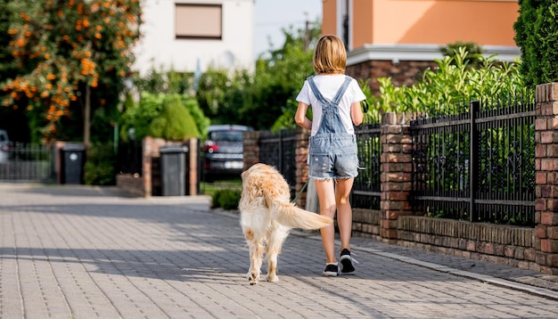 Garota e cachorro golden retriever