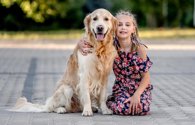 Garota e cachorro golden retriever