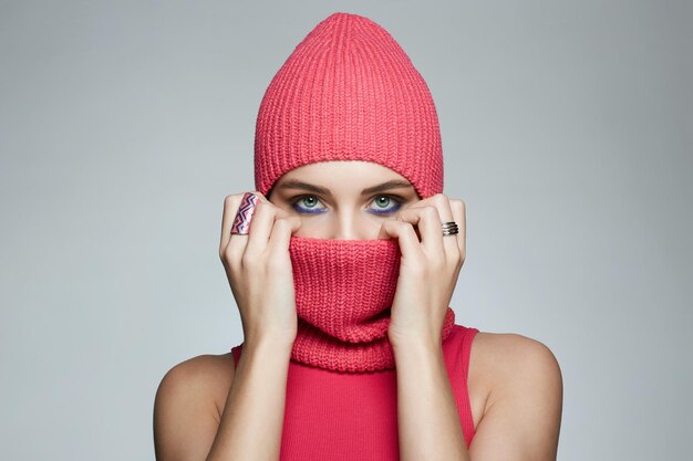 garota em balaclava vermelha estilo New Hat Trendy máscara rosa em mulher bonita