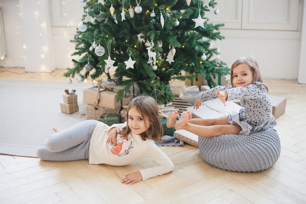 garota em casa na época do natal