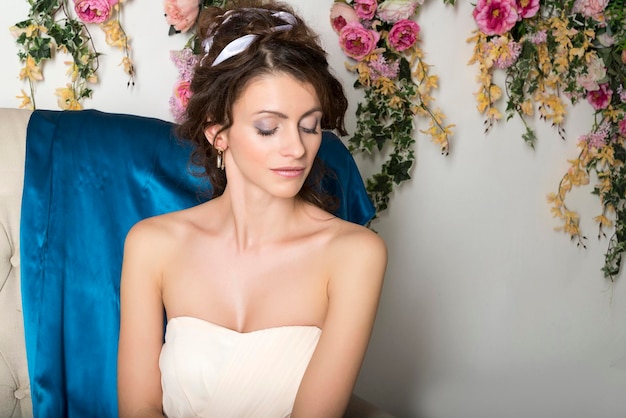 Garota em closeup de vestido branco