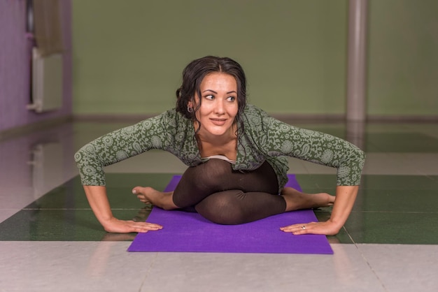 Garota em forma fazendo yoga asana no ginásioYoga girl trabalhando alongamentos de ioga