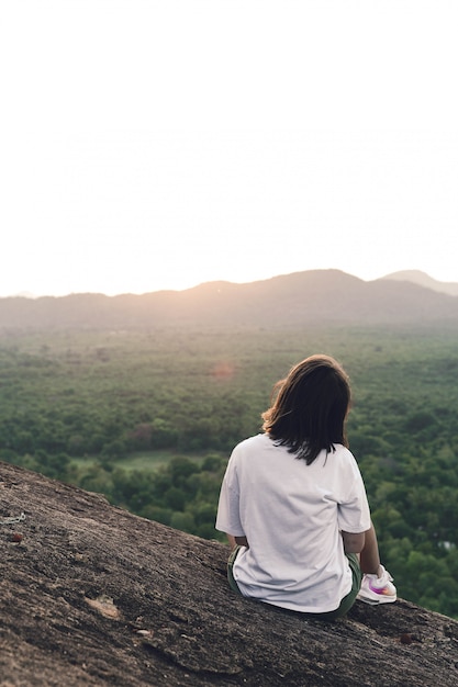 Garota em frente à selva pela manhã em bali