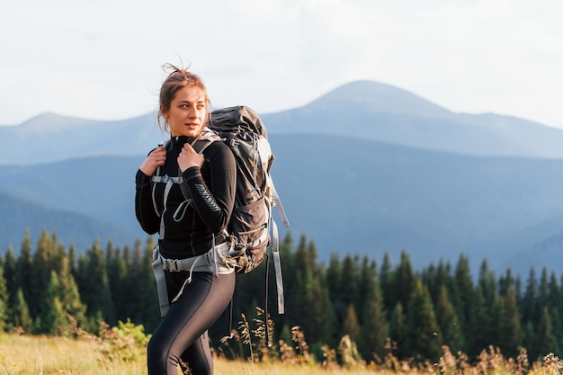 Garota em roupas esportivas pretas Majestosas montanhas dos Cárpatos Bela paisagem de natureza intocada