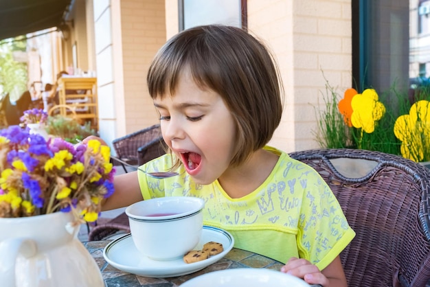 Garota em um café bebendo chá