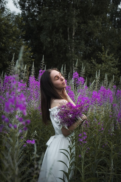 Garota em um lindo vestido na natureza