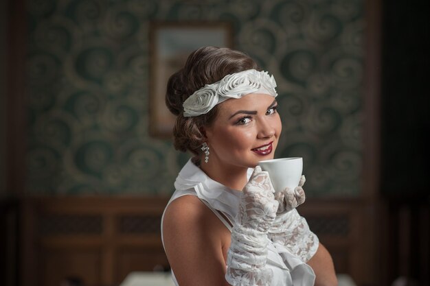 Garota em um restaurante chique tomando café