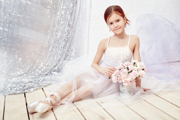 Garota em um vestido de baile branco e sapatos, lindos