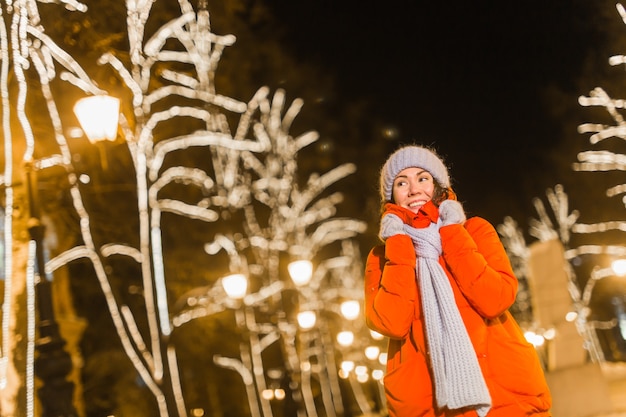 Garota em uma cidade à noite, floco de neve, natal, luzes, cidade, natal, e, inverno, feriados, conceito