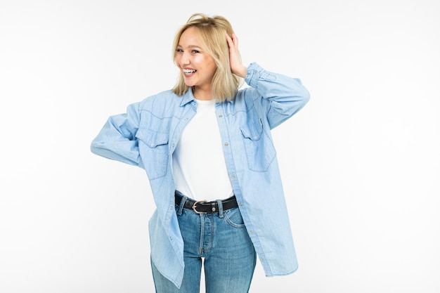 Garota em uma imagem elegante, acenando os cabelos e dançando em um fundo branco studio