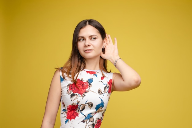 Garota encantadora ouvindo fofocas Retrato de estúdio de linda caucasiana