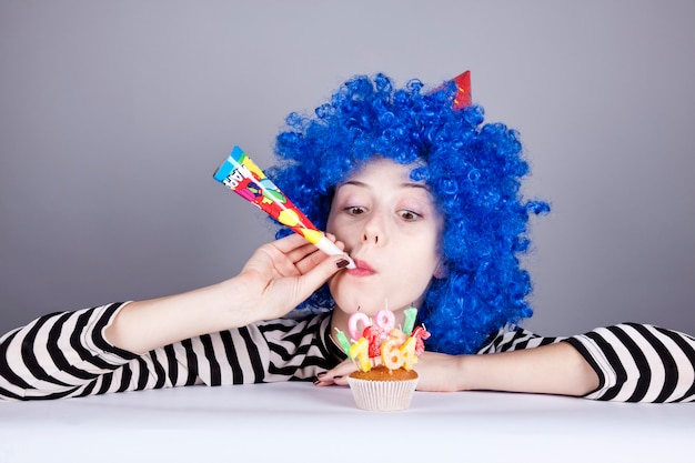 Foto garota engraçada de cabelo azul com bolo.